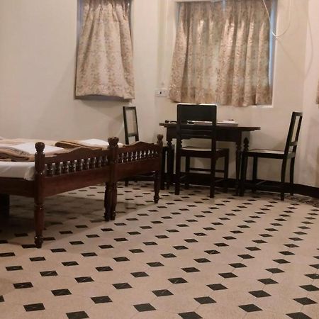 Bentleys Hotel Mumbai Eksteriør bilde